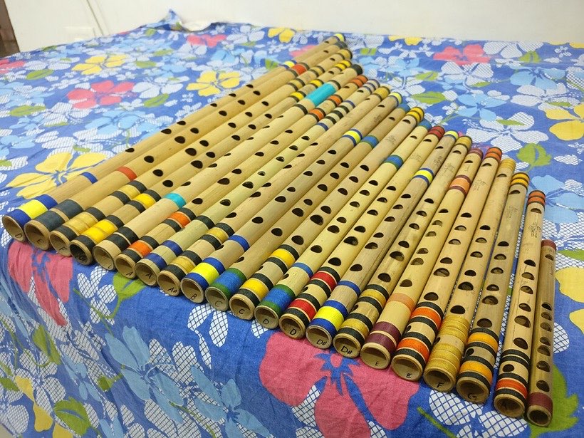 The bamboo flute (bashi) is a wind instrument played in Bangladesh.