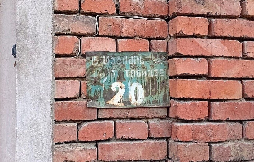 House numbers, bus numbers and prices all use numerals.