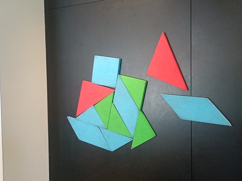 Tangram pieces can make many pictures.