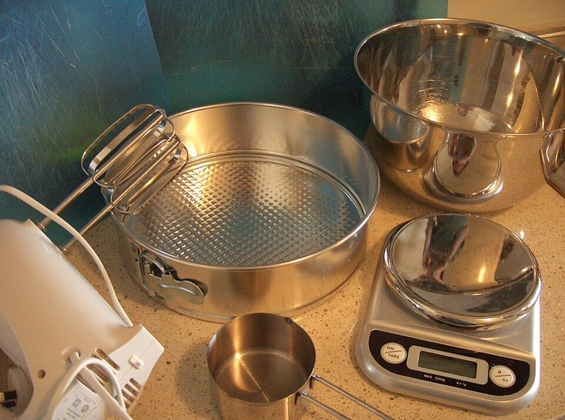 Cooks measure ingredients with jugs and scales.