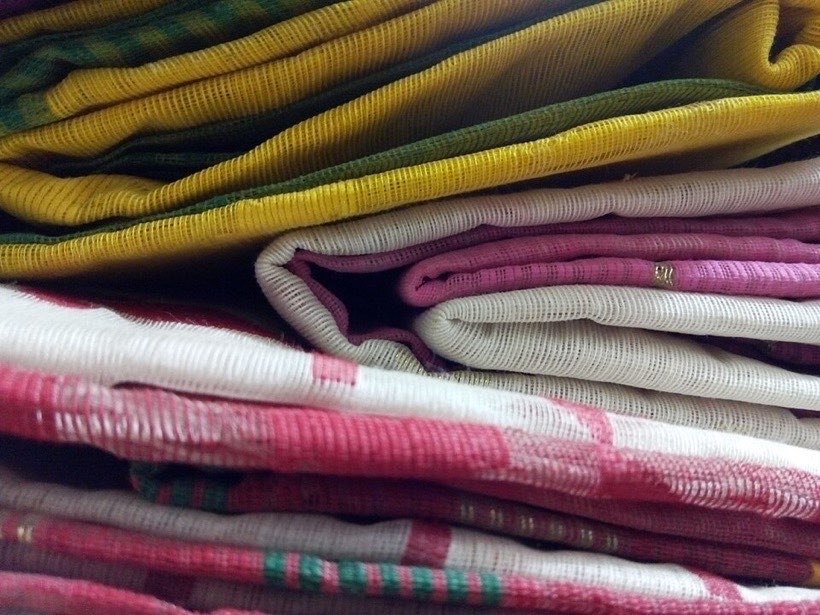 Jamdani sarees use repeated and reflected motifs.