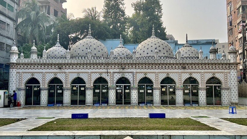 Many mosques and monuments are symmetrical.